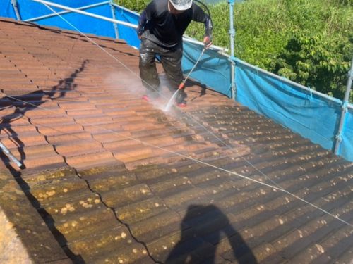 磐田市のY様邸にて屋根の高圧洗浄作業