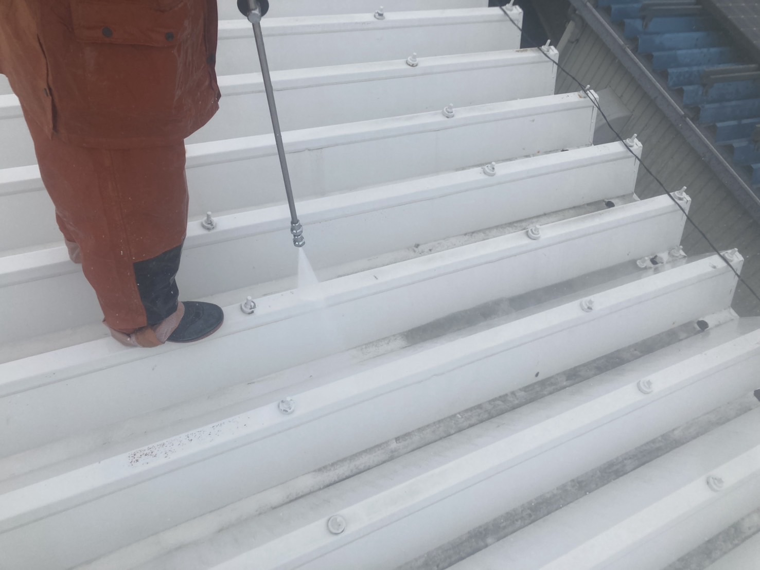 浜松市の車検工場で屋根折板を高圧洗浄する様子｜ペイントホームズ浜松店