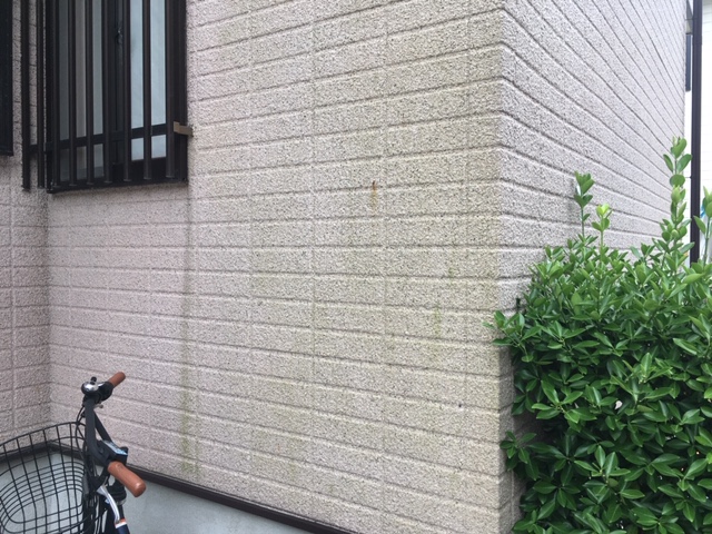 浜松市で住宅の外壁全体を確認した様子